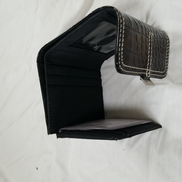 Liz Claiborne Tri-fold Wallet - Picture 8 of 14